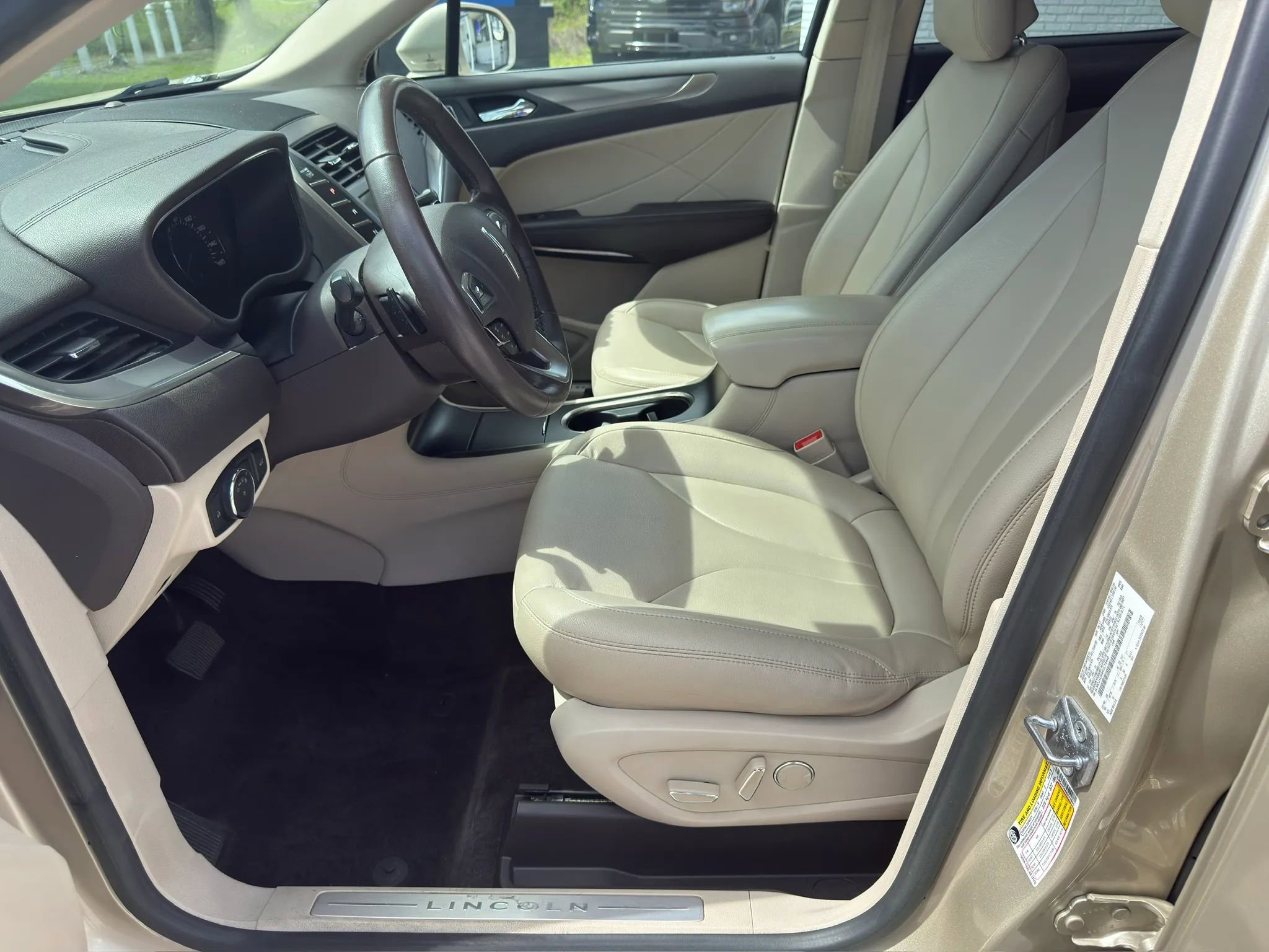 Used 2017 Lincoln MKC Premiere image 9