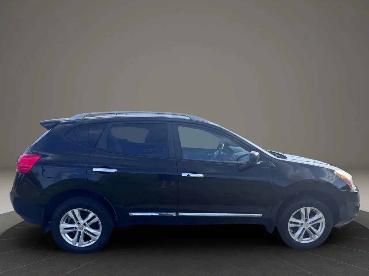 Used 2013 Nissan Rogue SV image 3