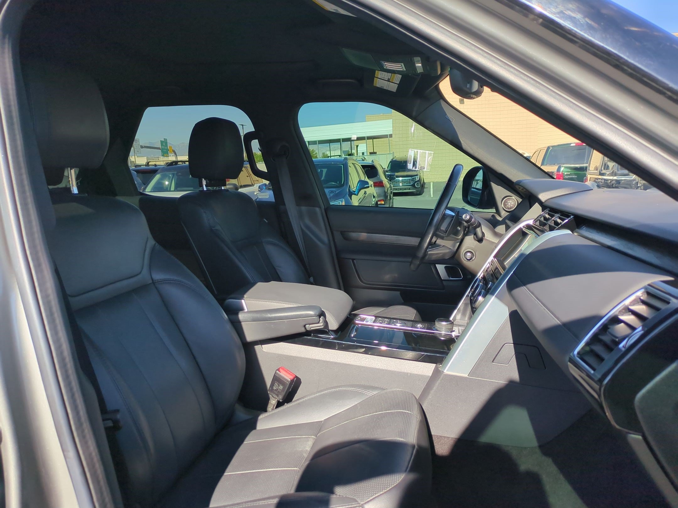 Used 2018 Land Rover Discovery HSE AWD/4WD image 34