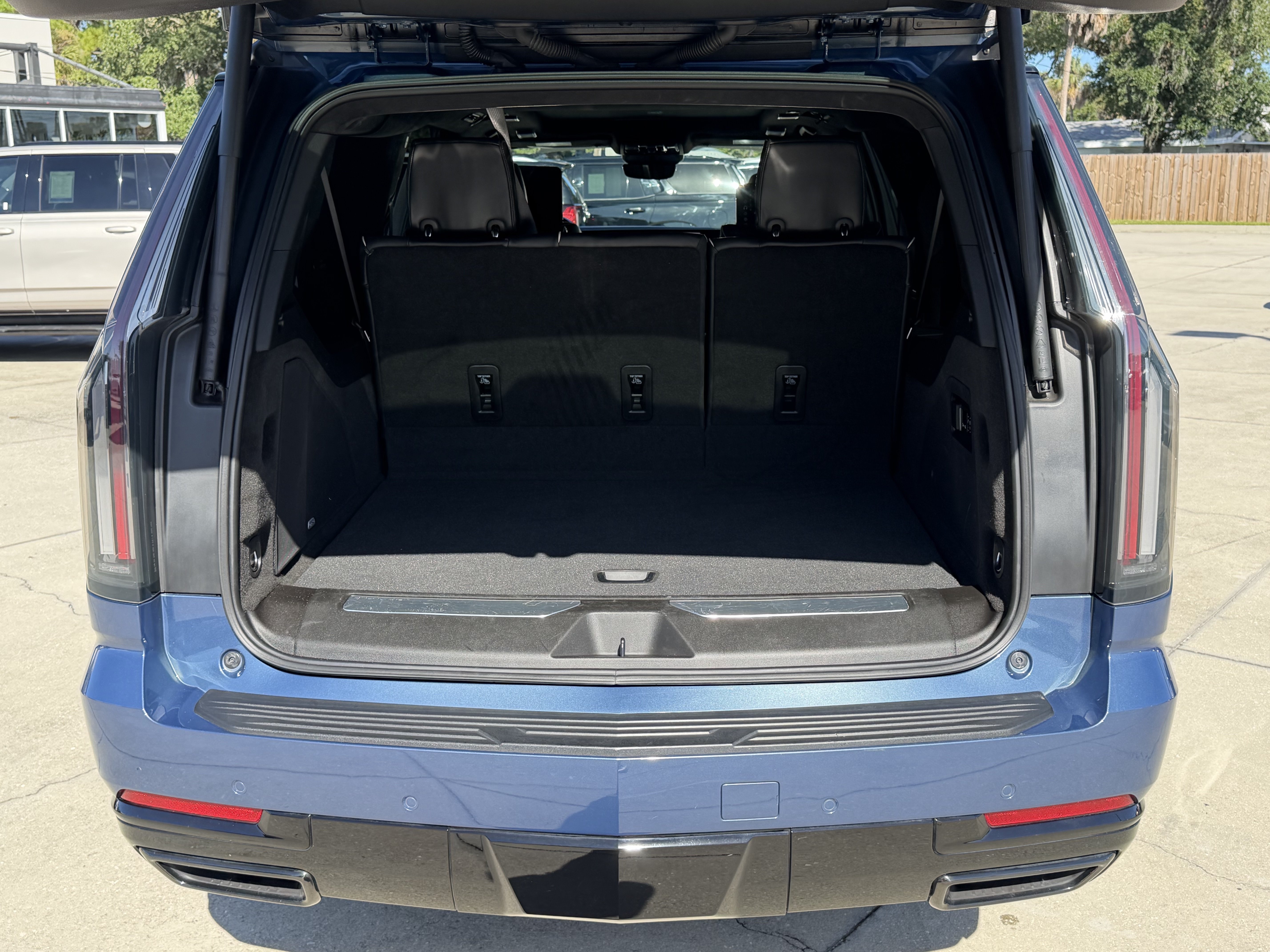 Certified 2026 Cadillac Escalade ESV Platinum Sport w/ LPO, ONYX Package AWD/4WD image 11