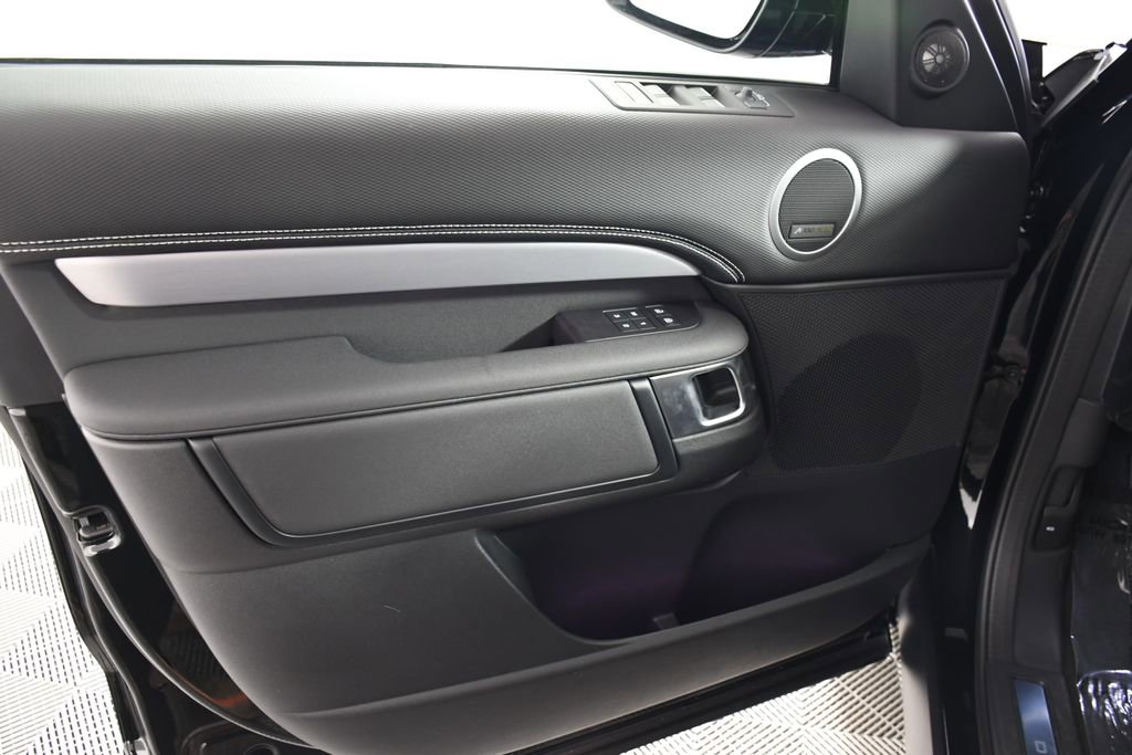 Certified 2025 Land Rover Discovery Dynamic SE image 13