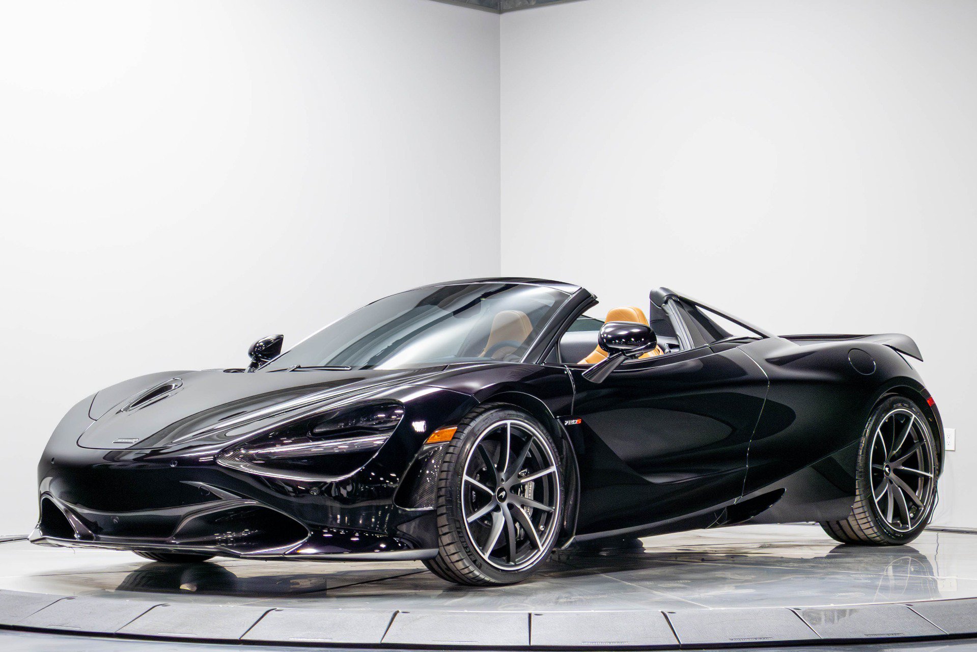 Used 2019 McLaren 720S Luxury RWD image 2