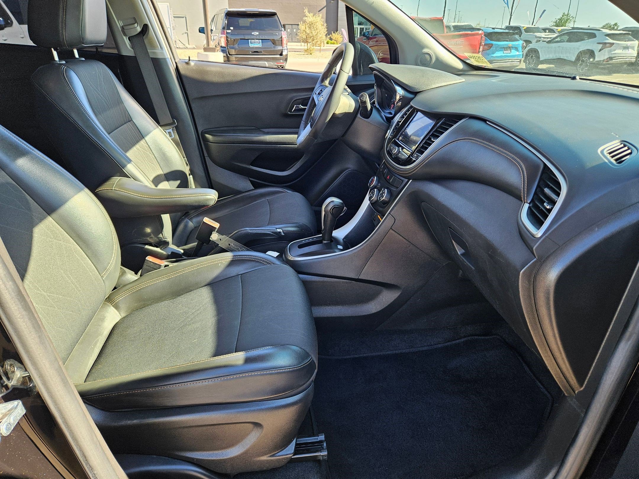 Used 2022 Chevrolet Trax LT w/ LT Convenience Package image 19