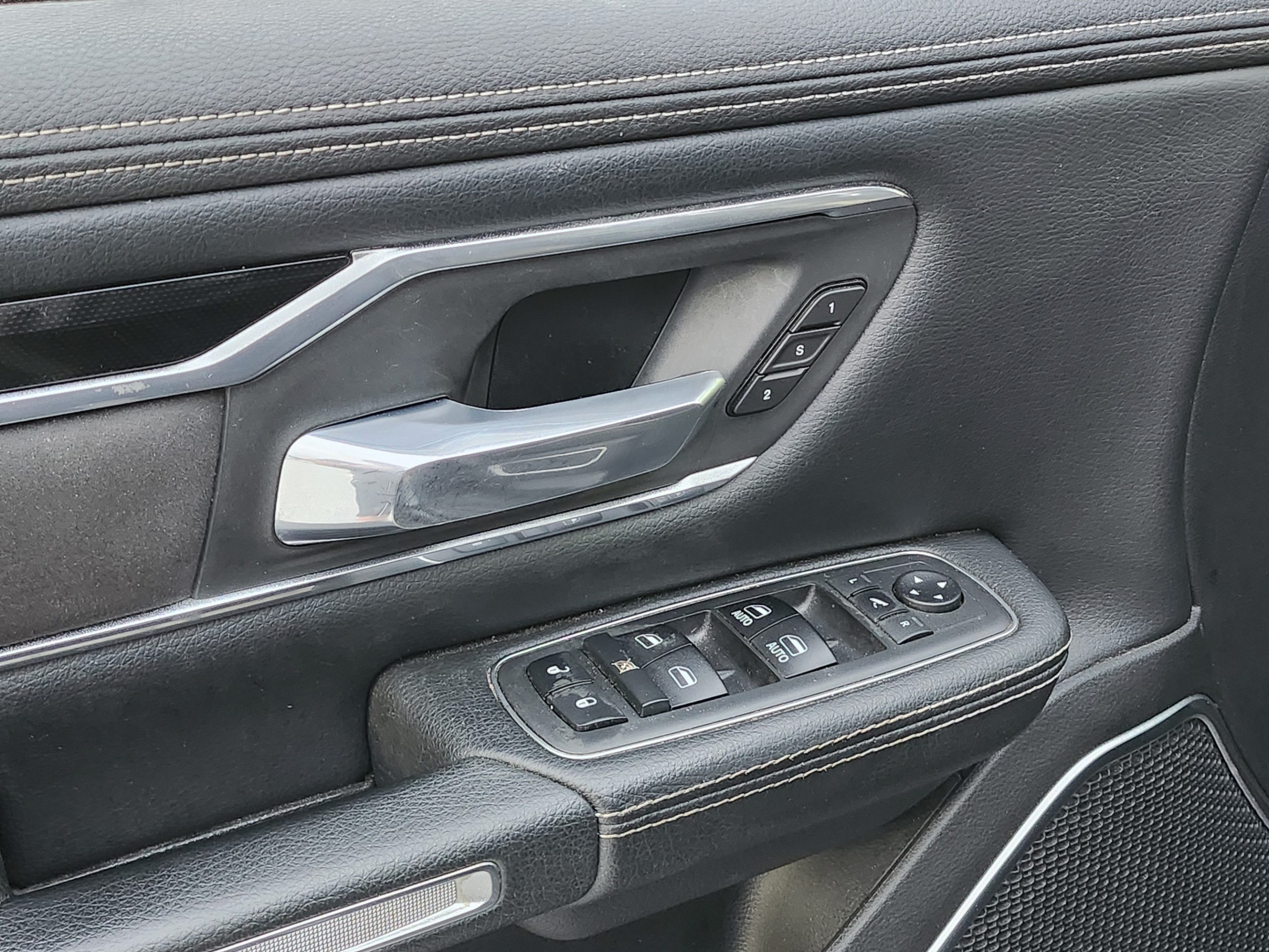 Used 2019 RAM 1500 Laramie w/ Sport Appearance Package AWD/4WD image 10