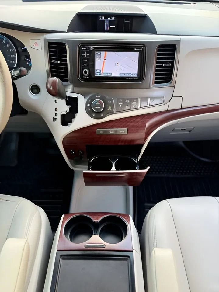 Used 2014 Toyota Sienna XLE image 28