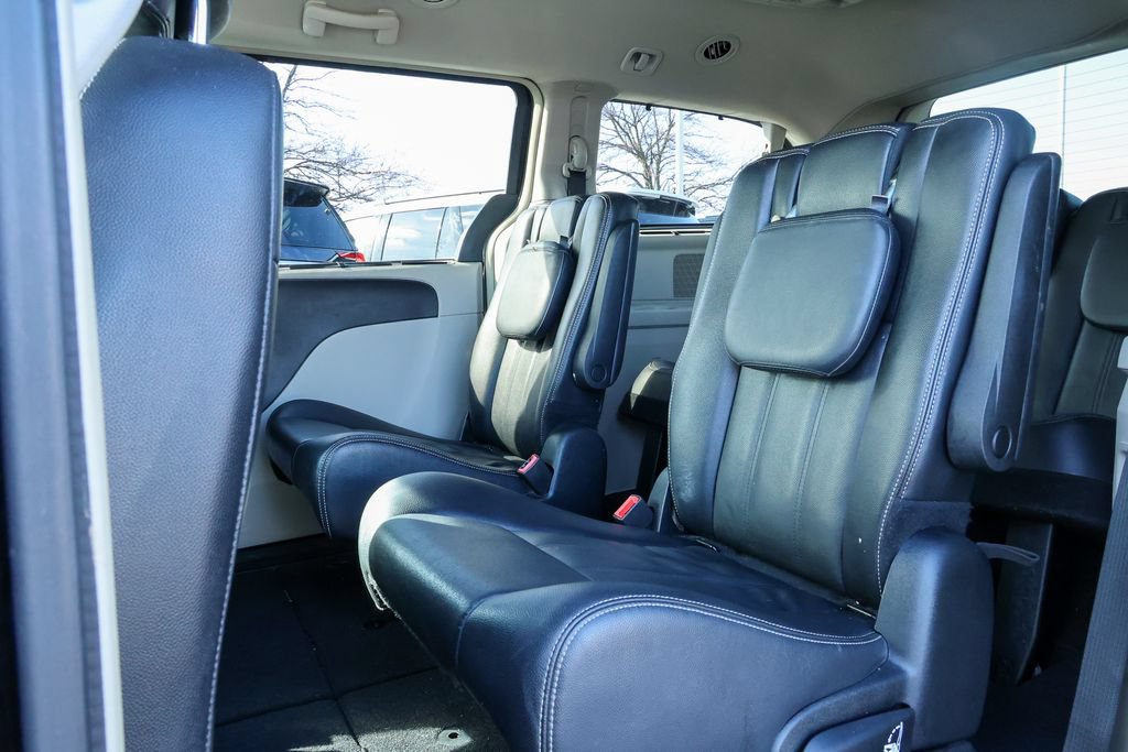 Used 2014 Chrysler Town & Country Touring FWD image 32