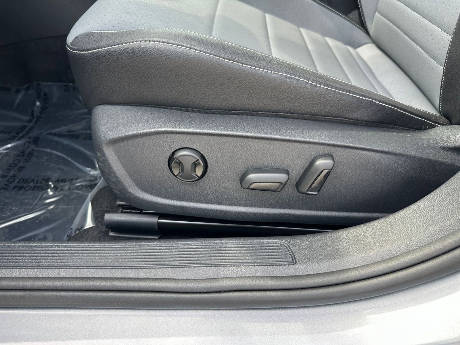 Used 2025 Volkswagen Jetta SE image 23