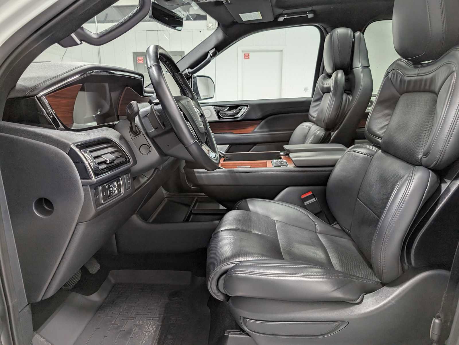 Certified 2023 Lincoln Navigator Reserve AWD/4WD image 4