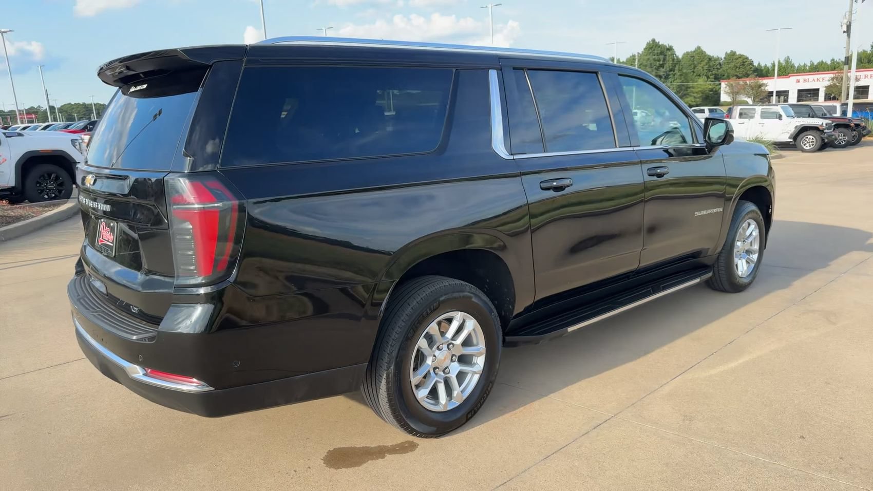 Used 2025 Chevrolet Suburban LT AWD/4WD image 9
