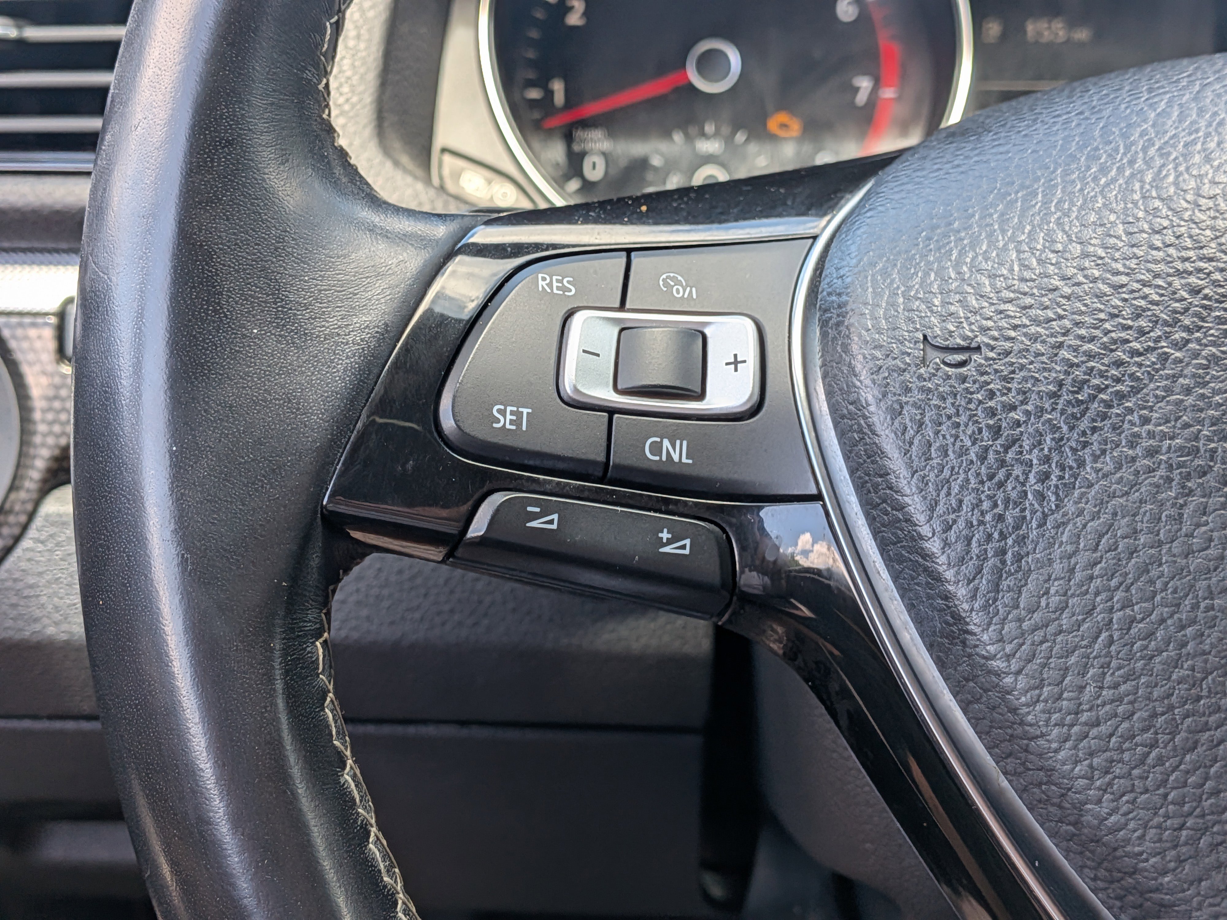 Used 2018 Volkswagen Passat 3.6 image 25