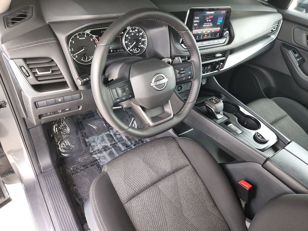 Used 2025 Nissan Rogue SV image 11