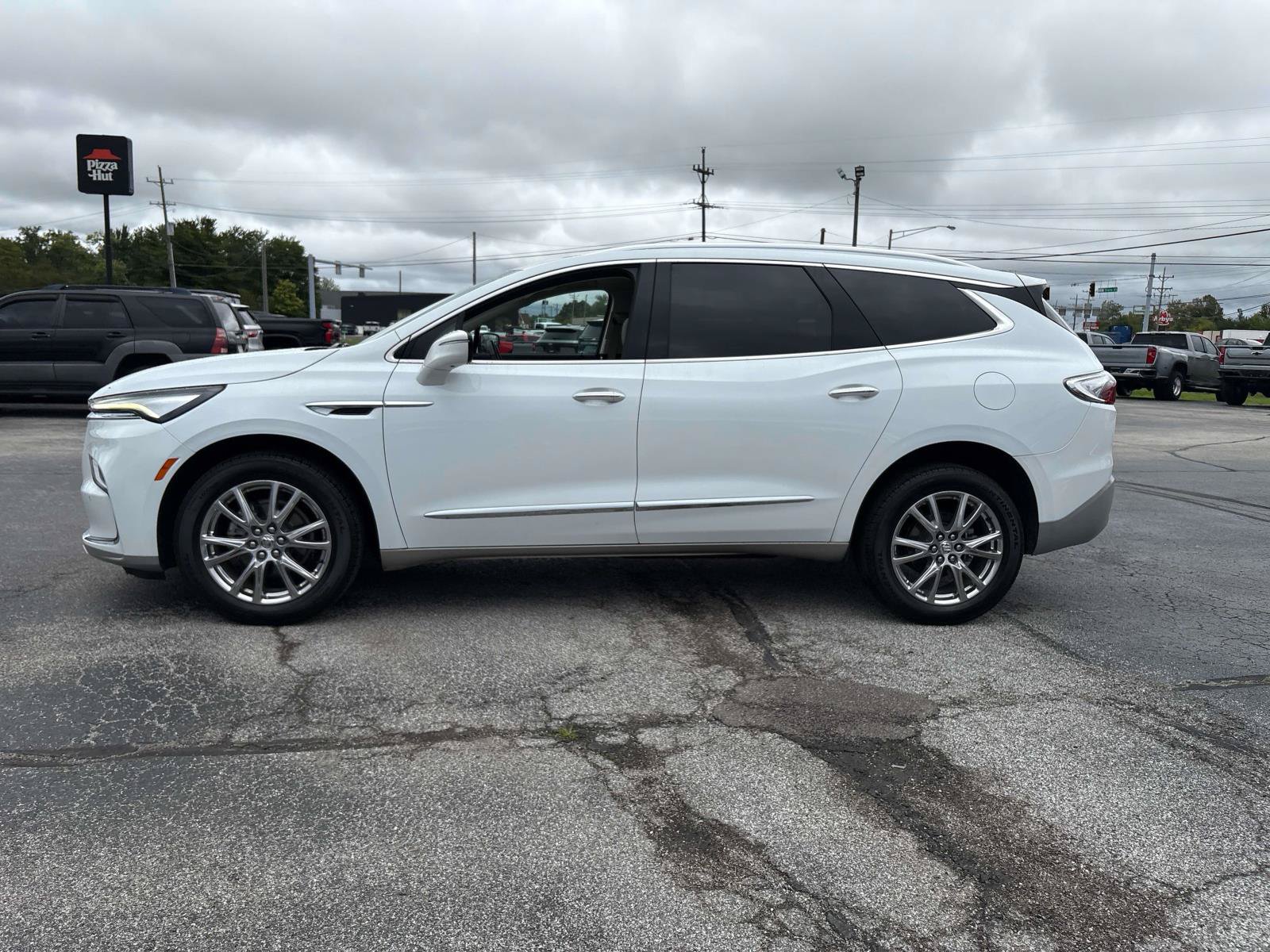Used 2023 Buick Enclave Essence w/ Experience Buick Package FWD image 2