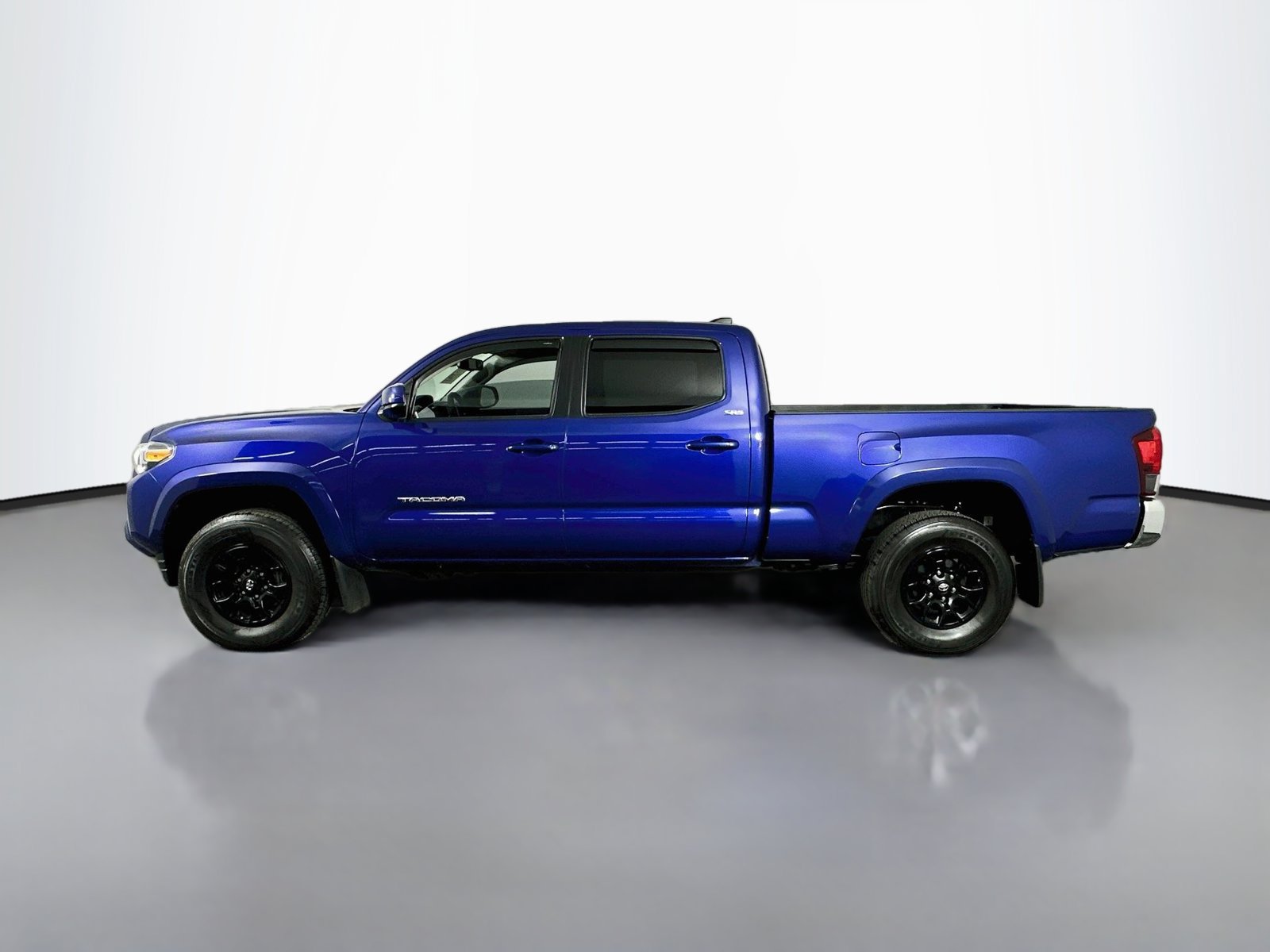 Certified 2022 Toyota Tacoma SR5 AWD/4WD image 4