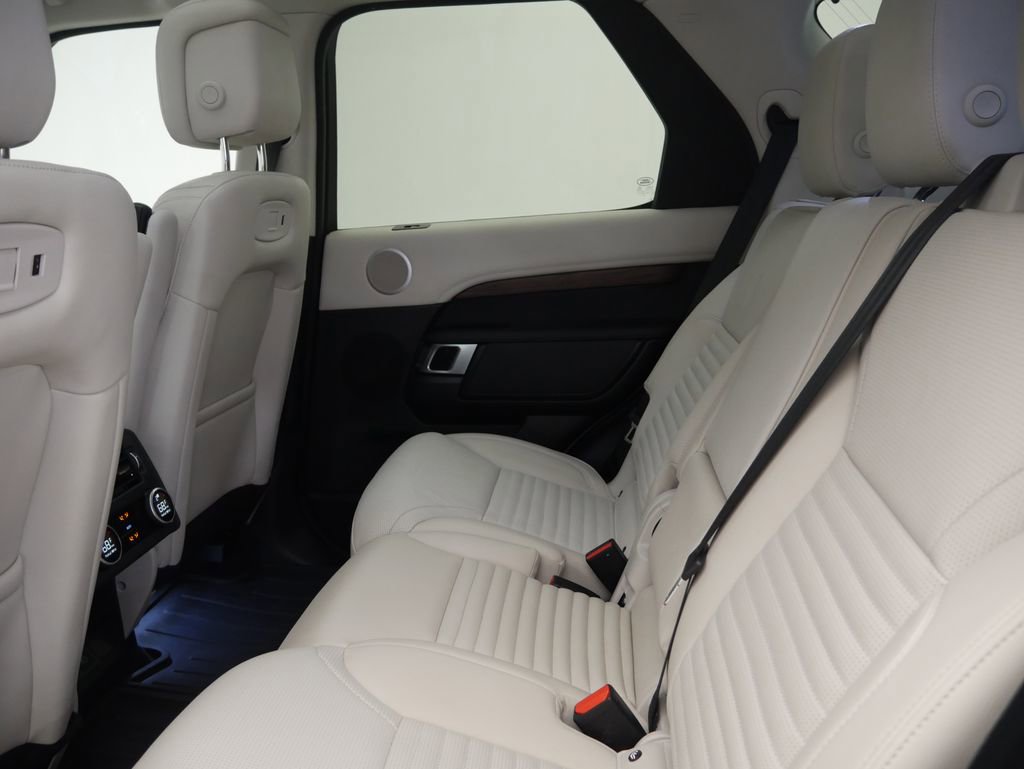 Used 2025 Land Rover Discovery Dynamic SE image 23