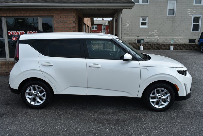 Used 2025 Kia Soul LX w/ LX Technology Package FWD image 2