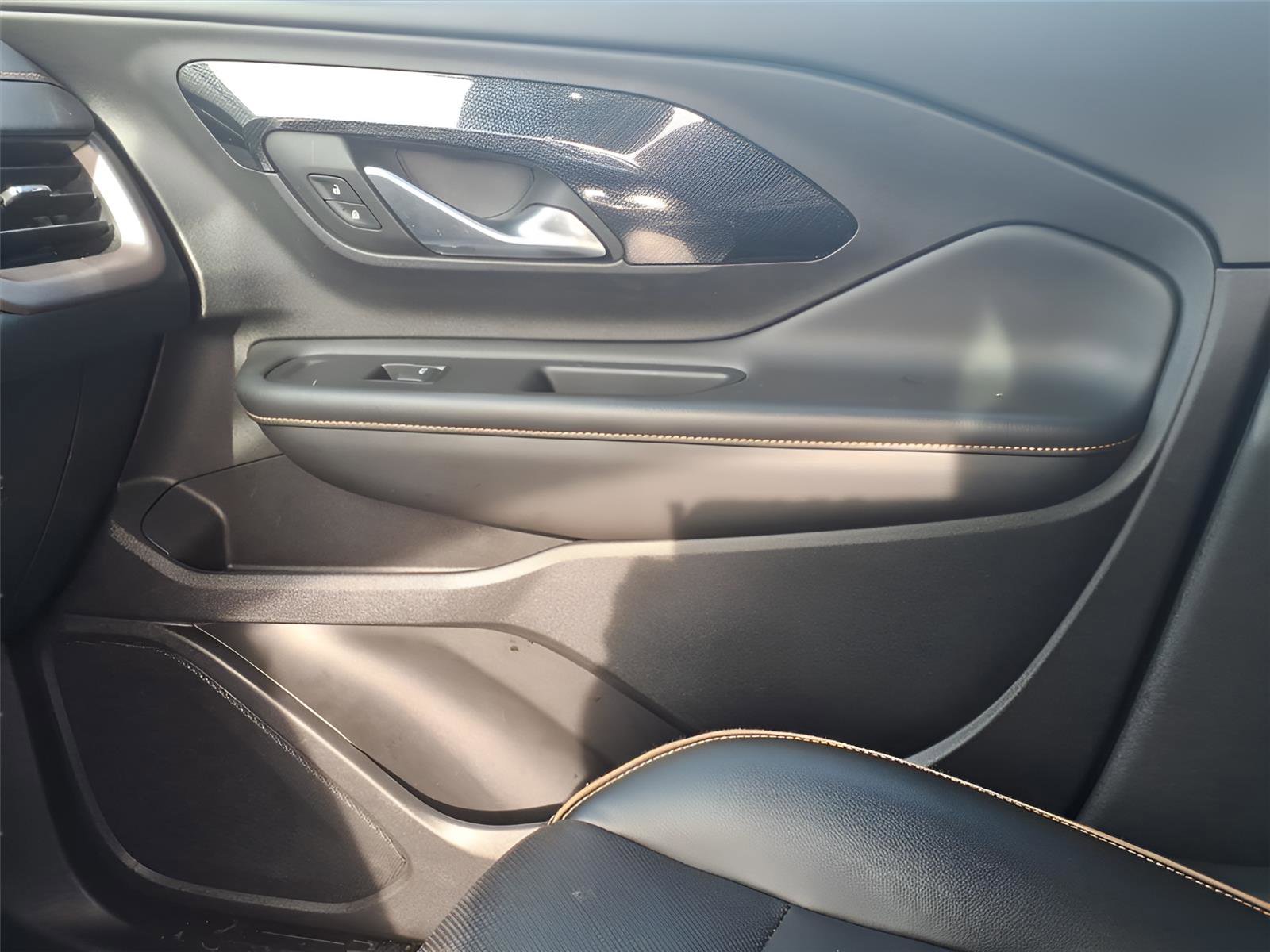 Used 2024 GMC Terrain AT4 image 27