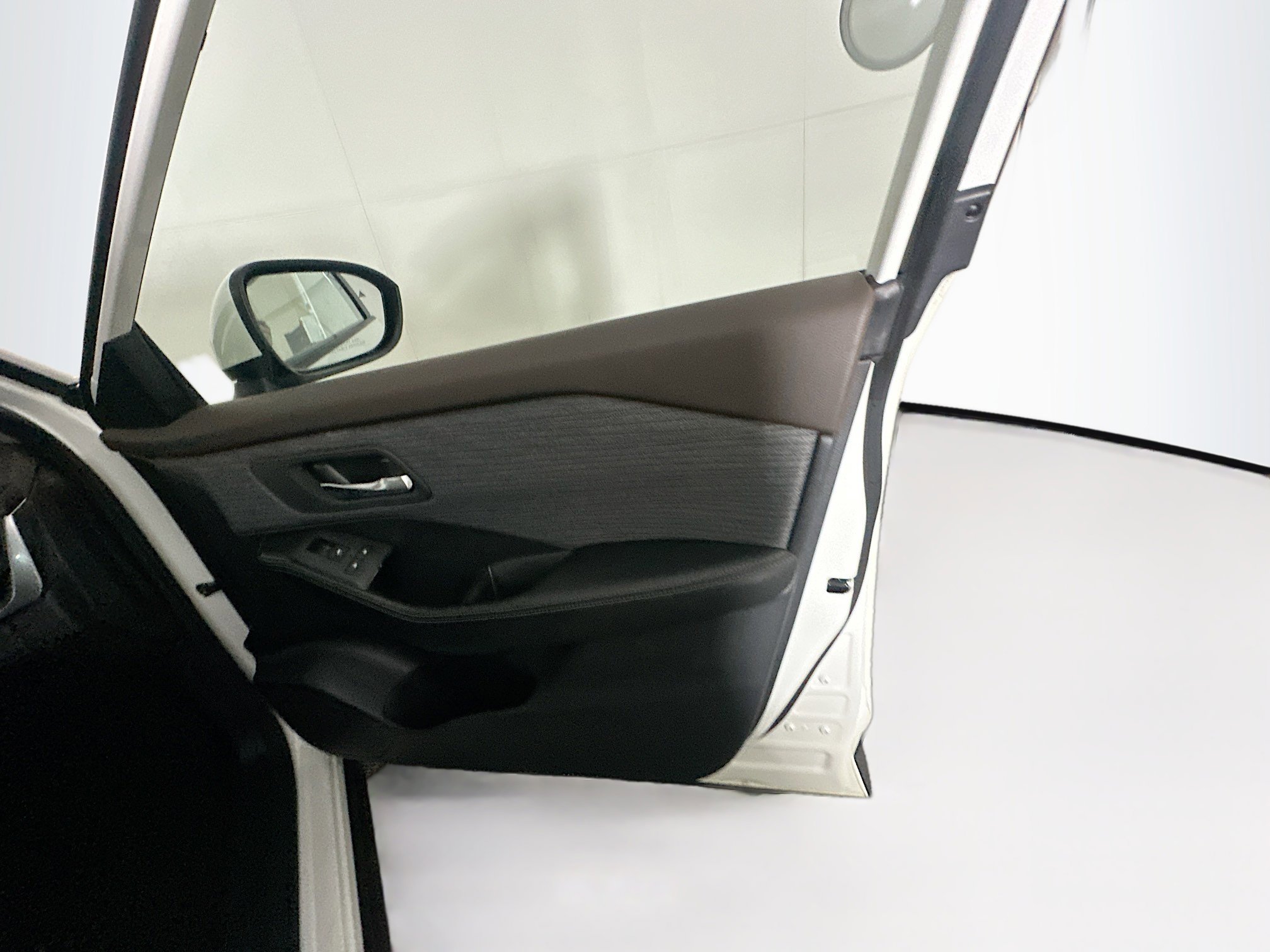 Used 2023 Nissan Rogue SV image 30