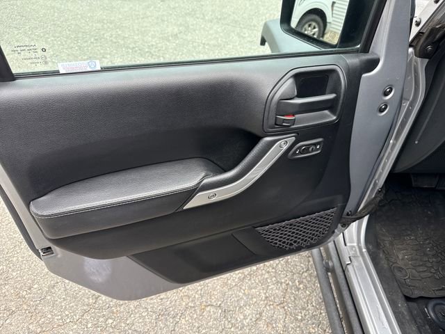 Used 2016 Jeep Wrangler Unlimited Rubicon AWD/4WD image 13