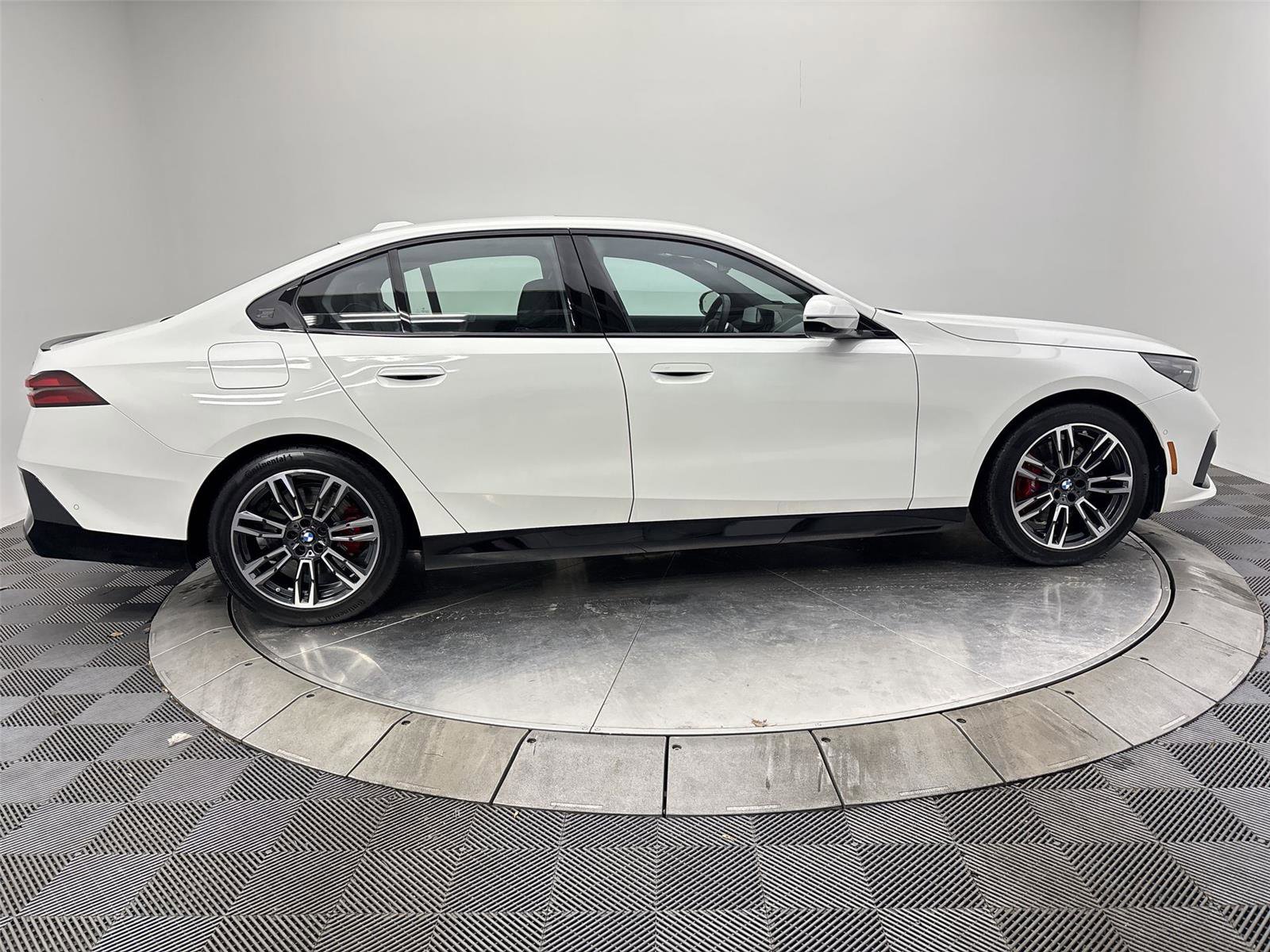 Used 2025 BMW 530i xDrive w/ M Sport Package AWD/4WD image 17