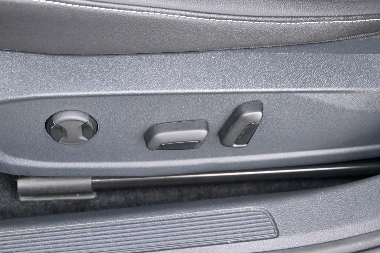 Used 2024 Volkswagen Jetta SE w/ Panoramic Sunroof Package image 17