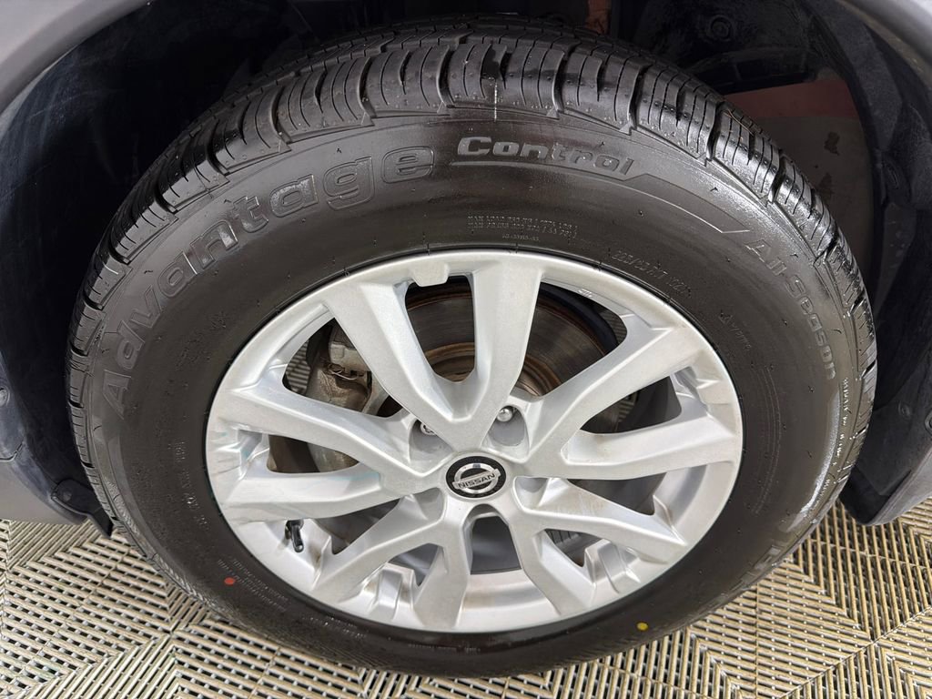Used 2018 Nissan Rogue SV w/ Premium Package FWD image 12