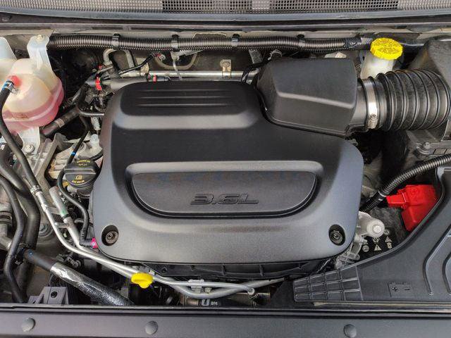 Certified 2025 Chrysler Pacifica Select image 30