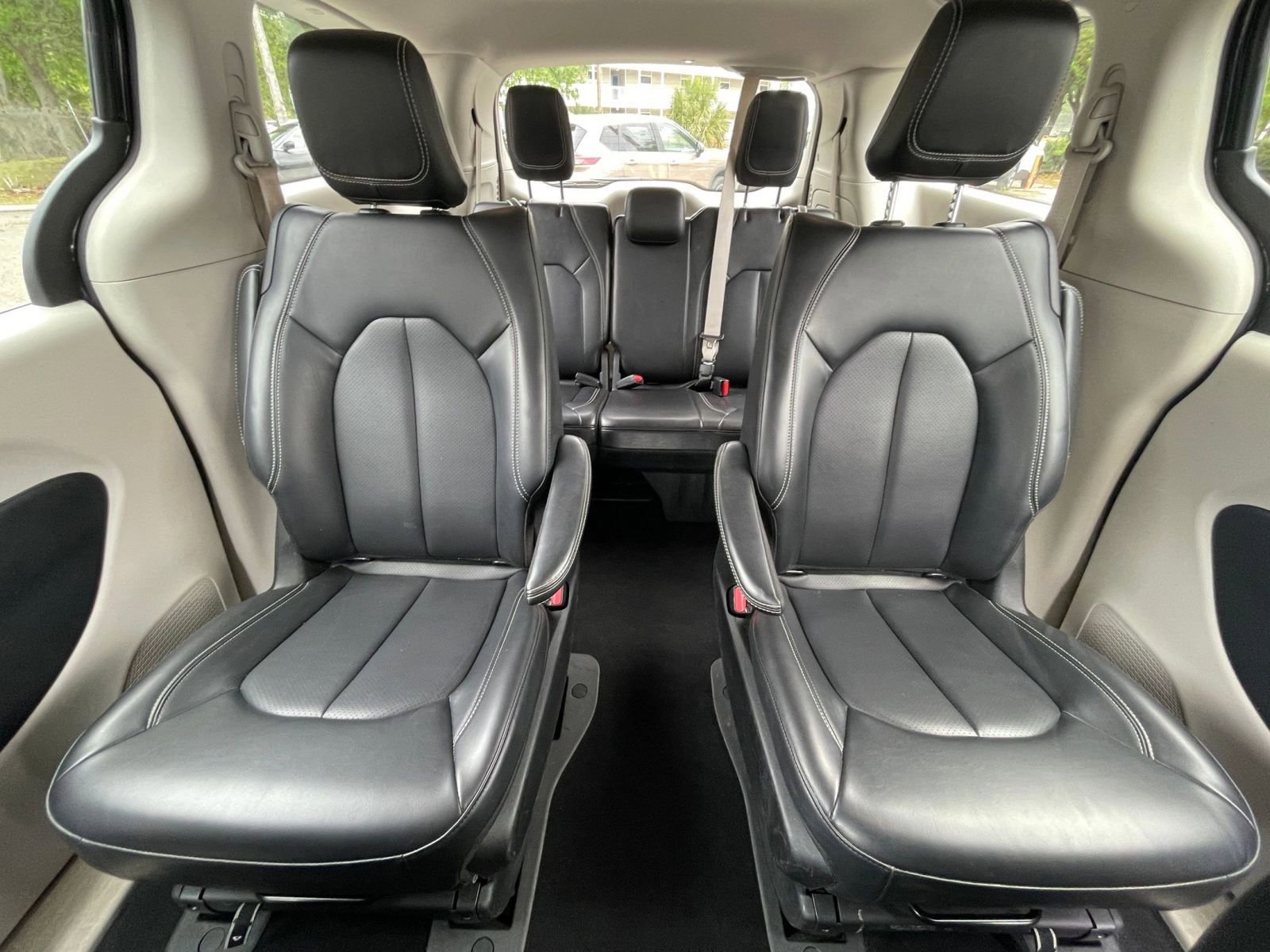 Used 2023 Chrysler Pacifica Touring-L image 38