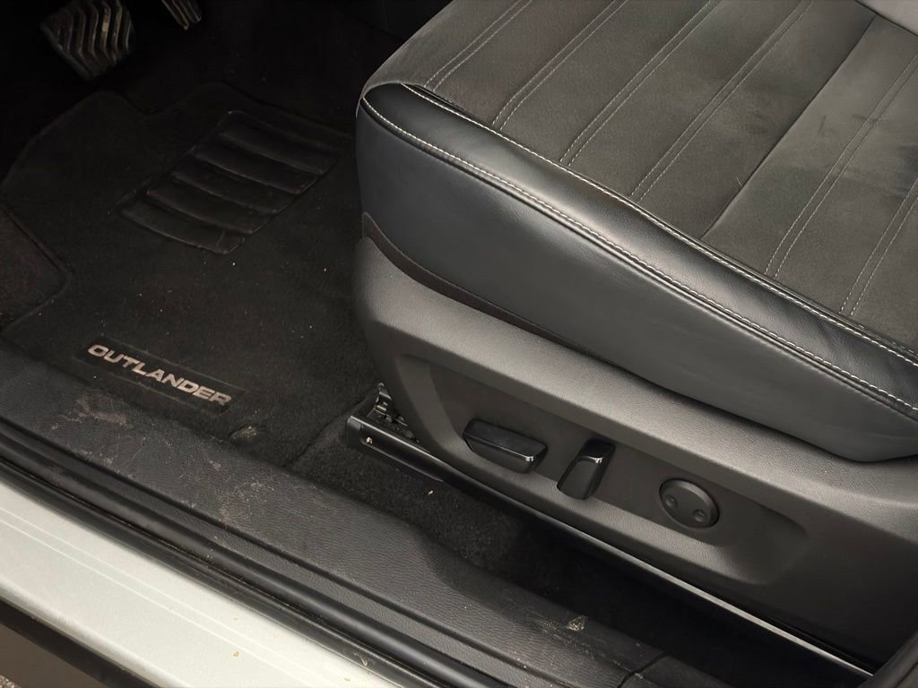 Used 2024 Mitsubishi Outlander SE image 13