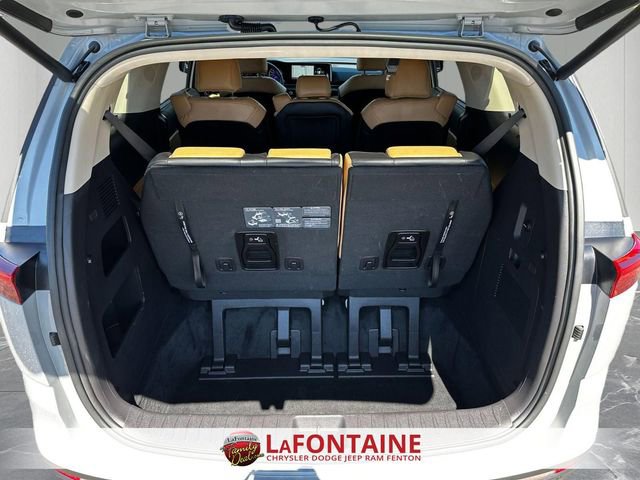 Used 2024 Kia Carnival EX image 27
