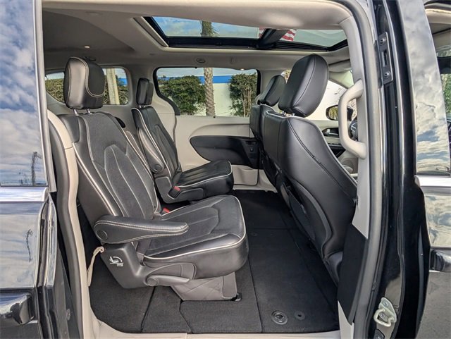 Used 2023 Chrysler Pacifica Limited image 61