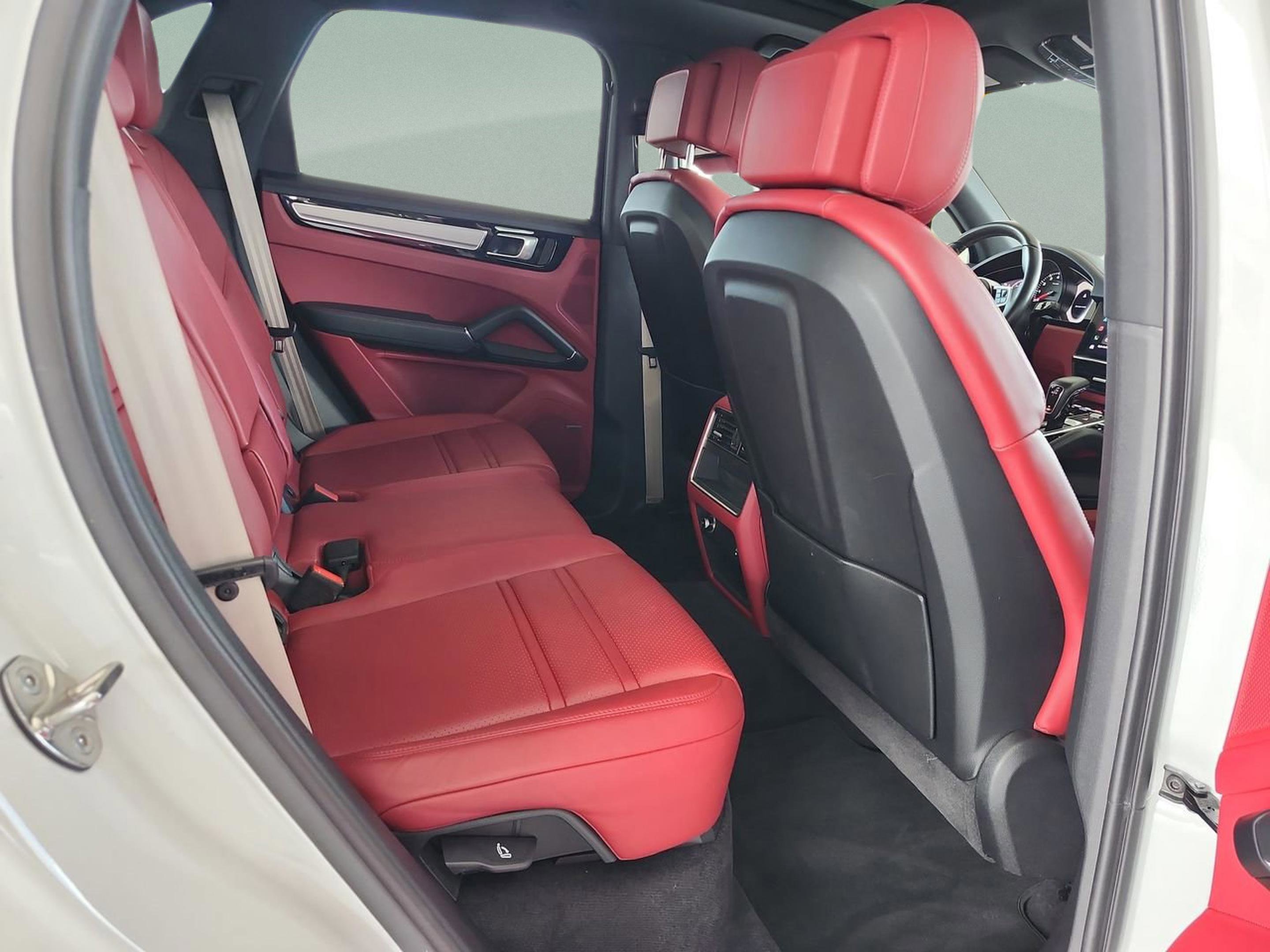 Used 2023 Porsche Cayenne Platinum Edition AWD/4WD image 17