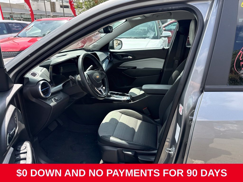 Used 2025 Chevrolet Trax LT w/ LT Convenience Package FWD image 3