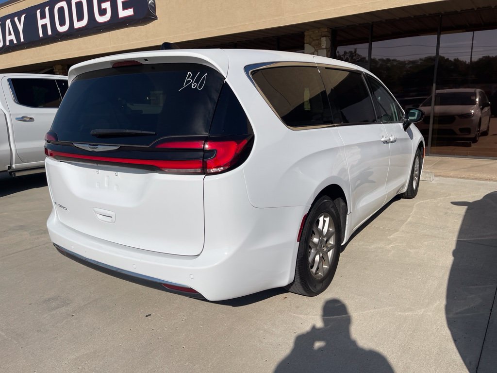 Used 2024 Chrysler Pacifica Touring-L FWD image 4