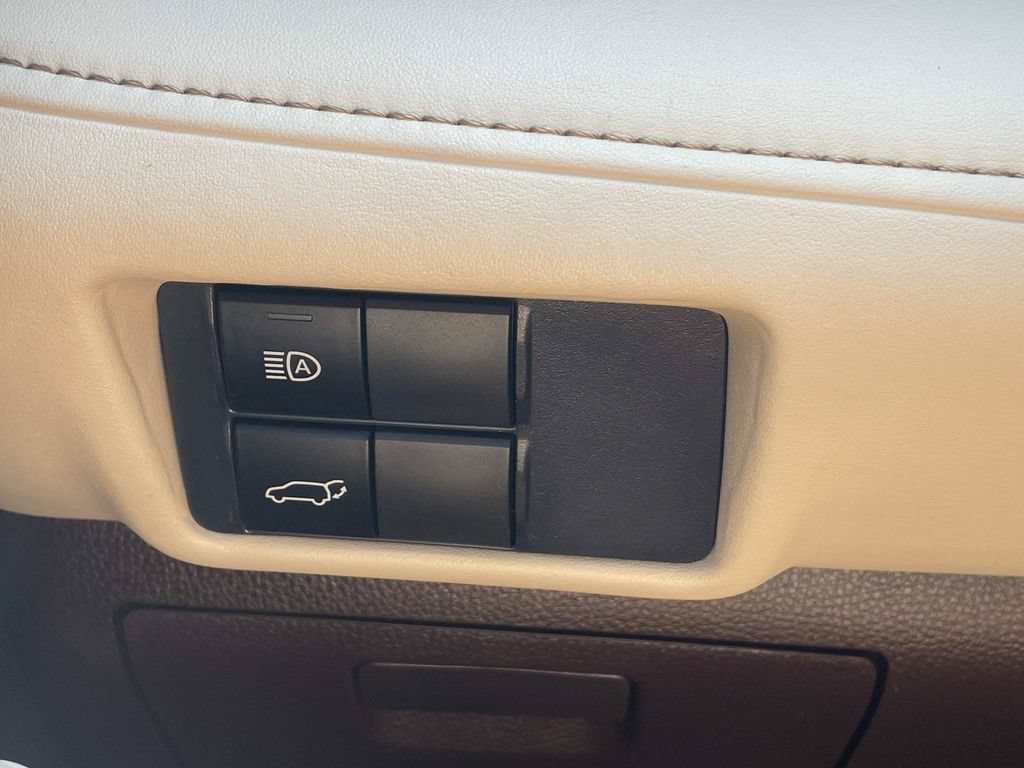 Used 2021 Toyota Highlander XLE FWD image 27