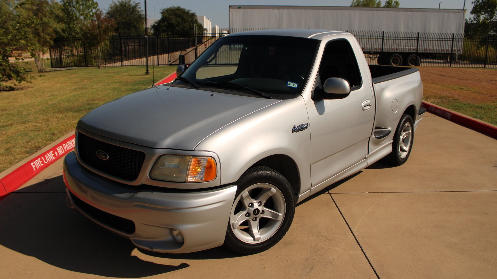 Used 2000 Ford F150 Lightning RWD image 2