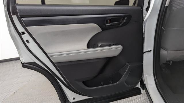 Used 2022 Toyota Highlander LE image 16