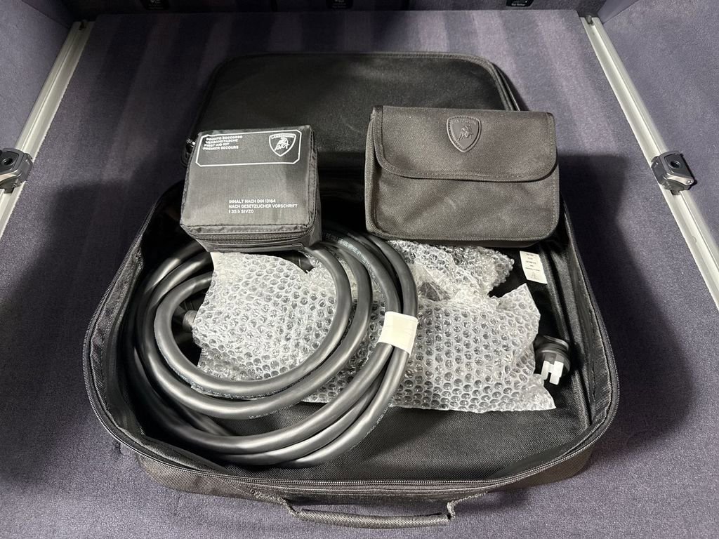 Used 2025 Lamborghini Urus SE image 90