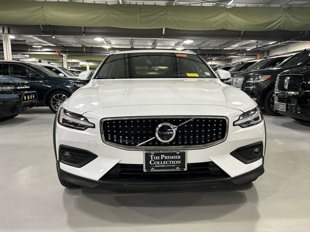 Used 2025 Volvo V60 B5 Cross Country Ultra AWD/4WD image 6