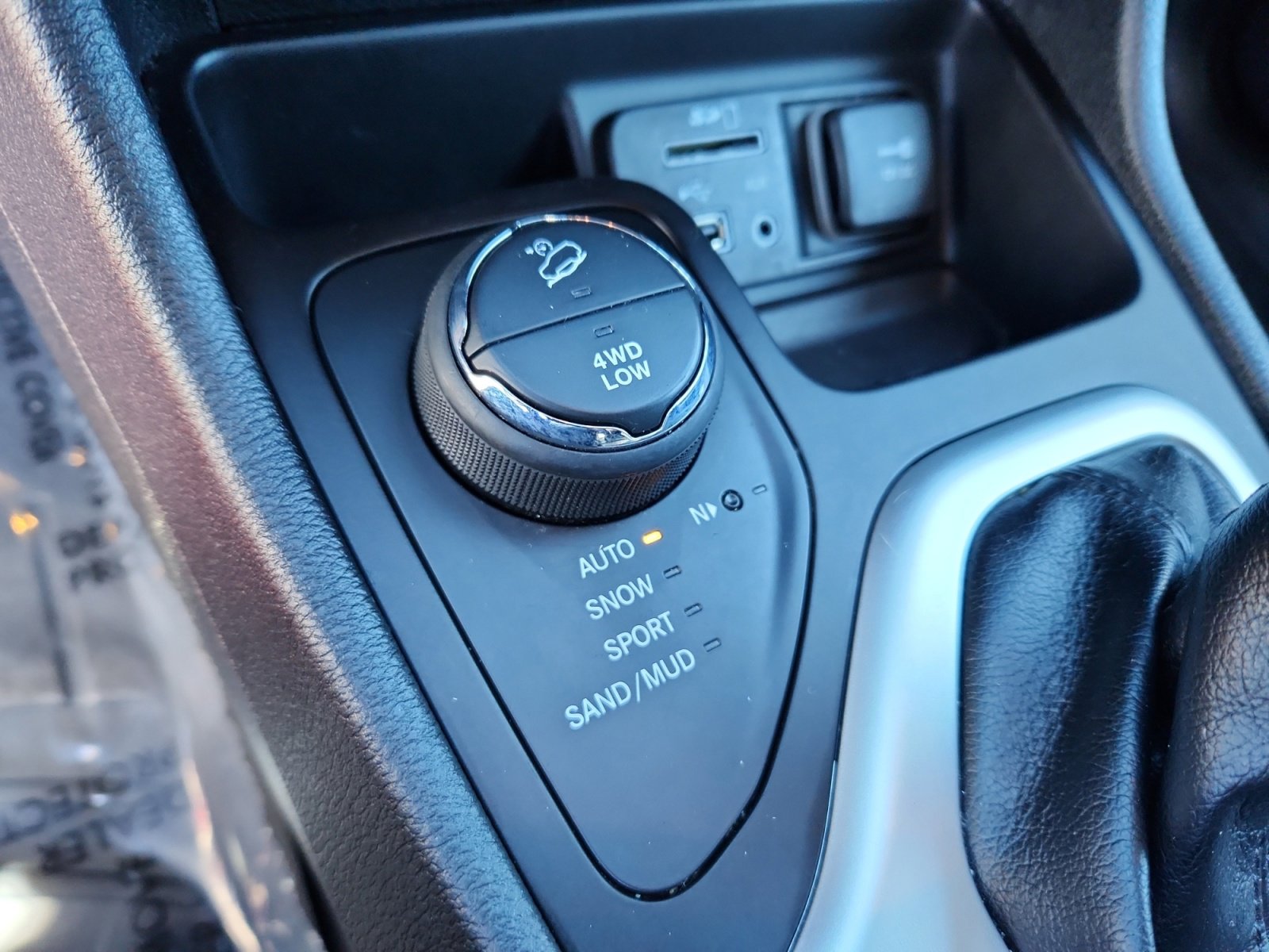 Used 2016 Jeep Cherokee Overland w/ Technology Group image 33