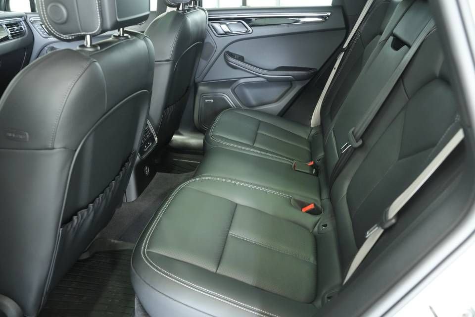 Certified 2025 Porsche Macan AWD/4WD image 27