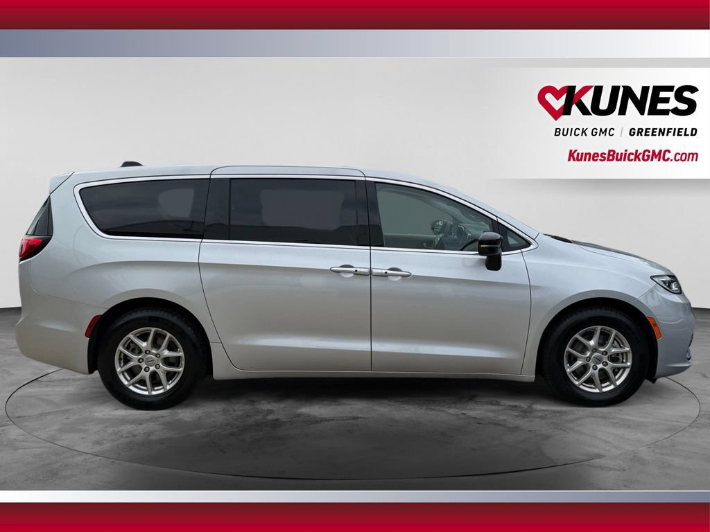 Used 2024 Chrysler Pacifica Touring-L FWD image 12