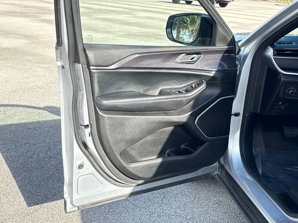 Used 2021 Jeep Grand Cherokee L Laredo image 14