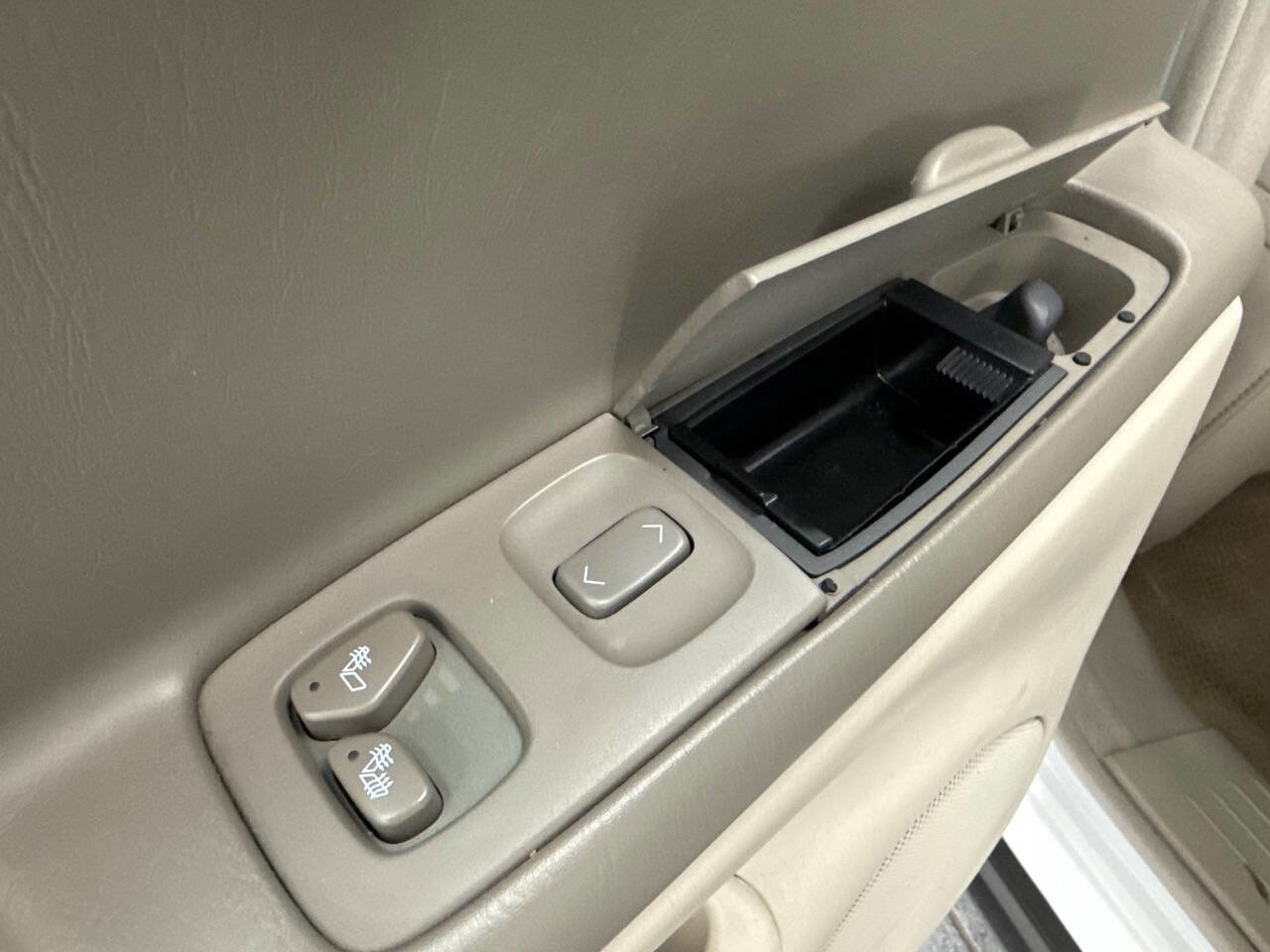 Used 2005 Cadillac De Ville w/ Limited Edition Package image 26