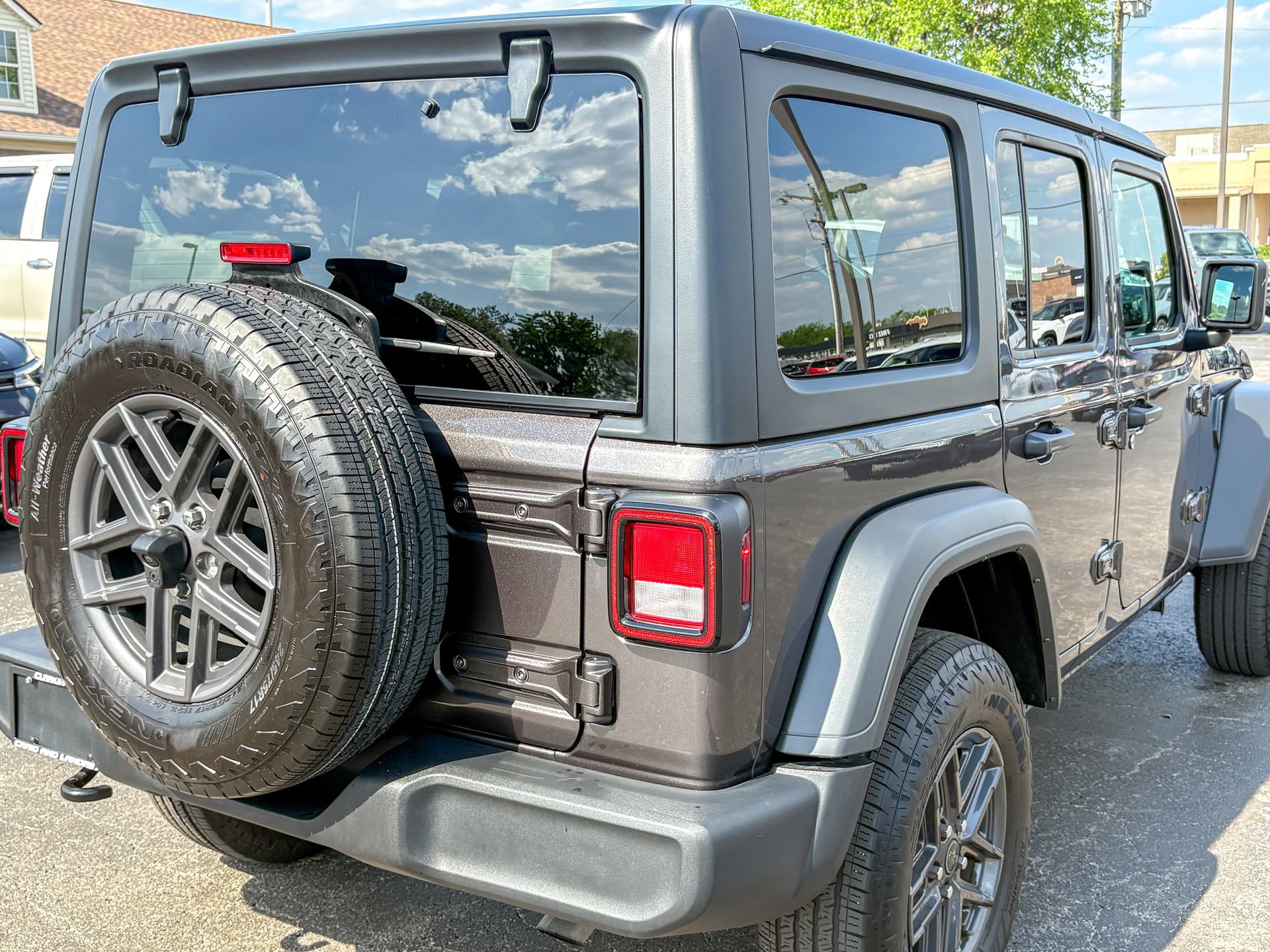 Used 2025 Jeep Wrangler Unlimited Sport AWD/4WD image 18