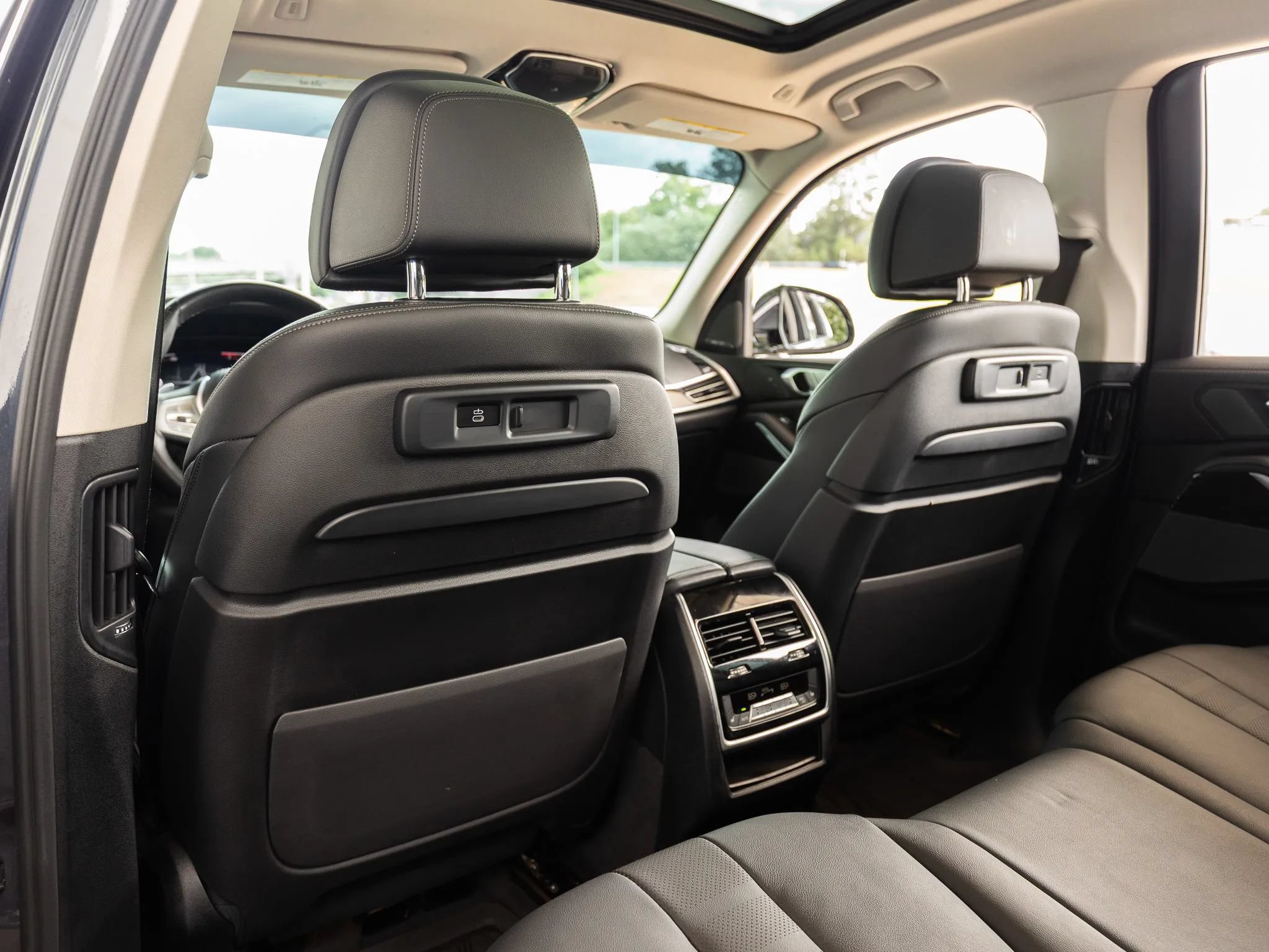 Used 2022 BMW X7 xDrive40i w/ Premium Package AWD/4WD image 31