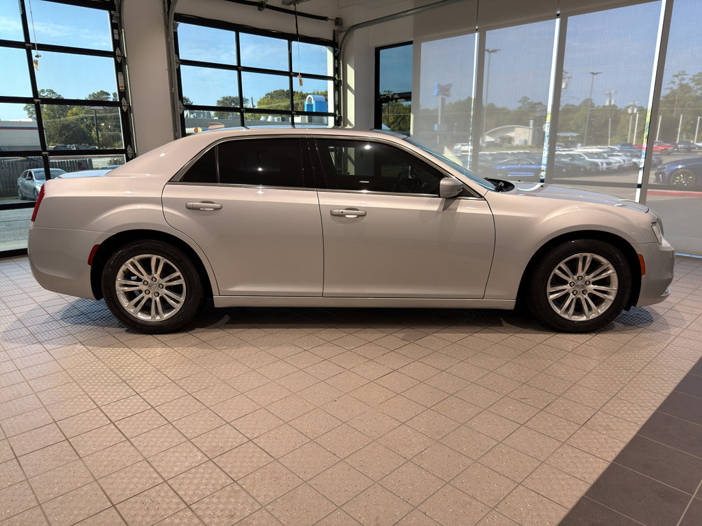 Used 2021 Chrysler 300 Touring w/ Driver Convenience Group image 6