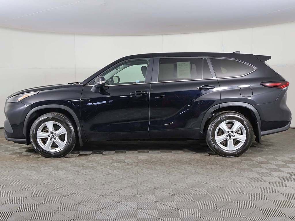 Used 2024 Toyota Highlander LE AWD/4WD image 16