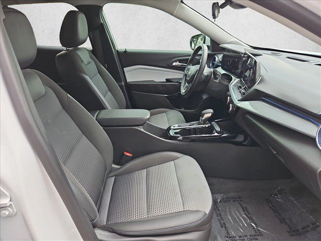 Used 2025 Chevrolet Trax LT w/ LT Convenience Package FWD image 26