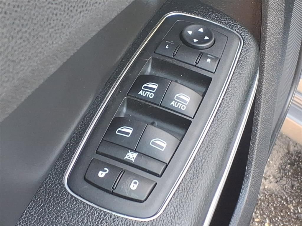 Used 2018 Chrysler 300 Limited image 13