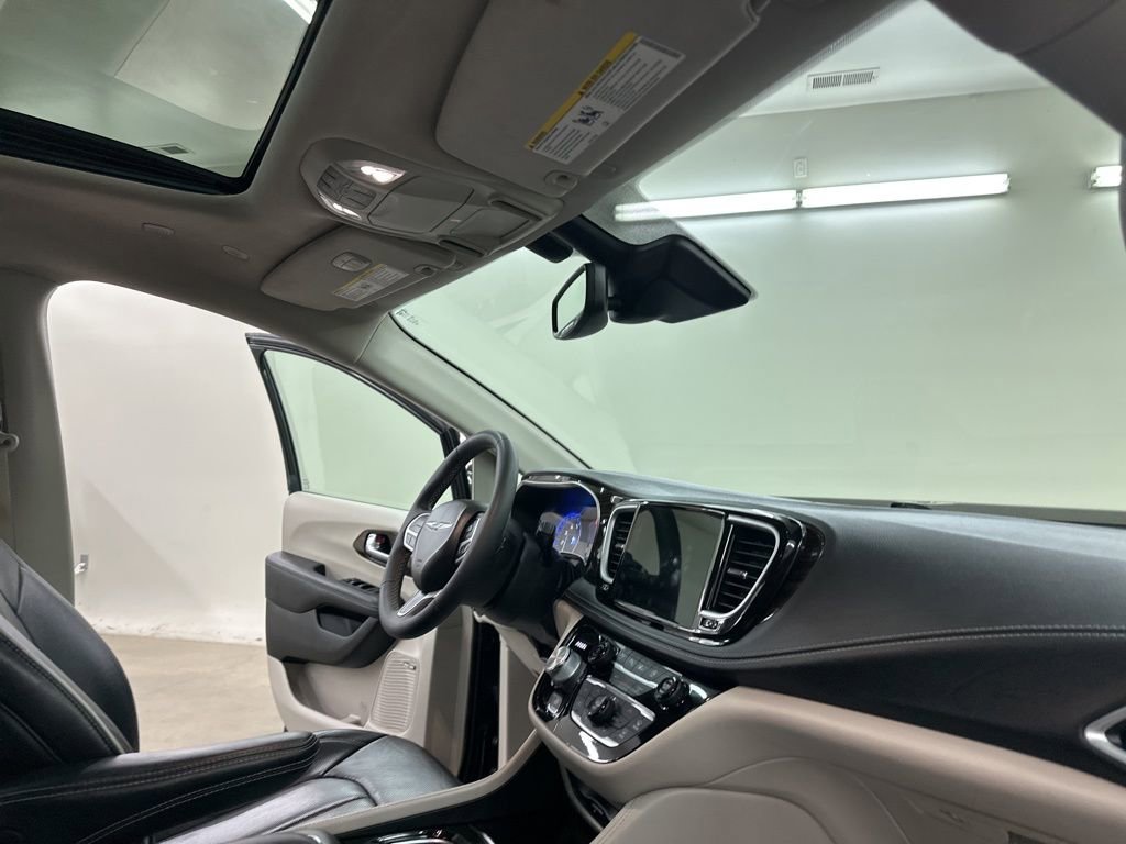 Used 2022 Chrysler Pacifica Limited w/ Uconnect Theater Family Group image 19